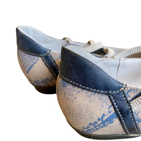 Un Tour en Ville Flats Blue and Cream With Unique Pattern Size 36 1/2 - Picture 5 of 9